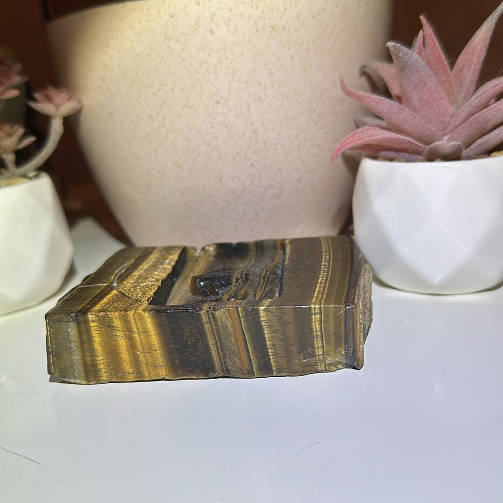 Tigers Eye Slab With Wolf Carving - Picture 5 of 8